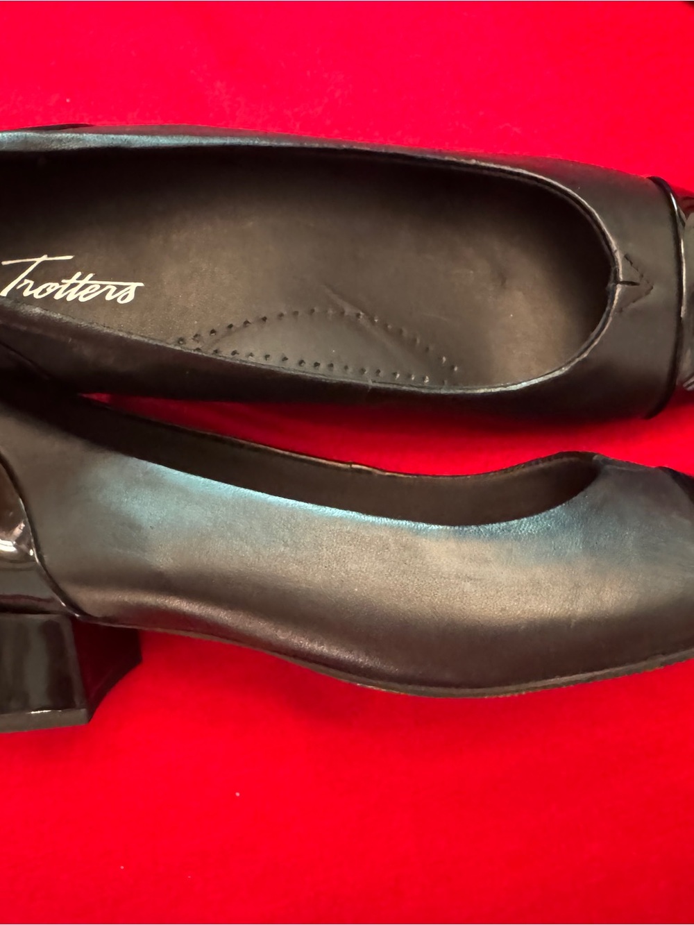 Trotters Black Low Block Heel Pump